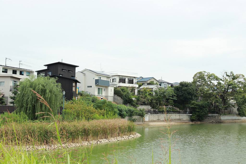 施主塗装始まっています 池畔の家 枚方を中心に建築家とつくる注文住宅 Ifa住宅設計室